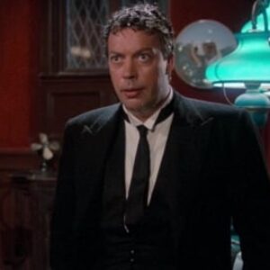 Tim Curry s'est retrouvé à l'hôpital pour filmer la scène la plus folle de Gentlemen's Murder (maintenant sur Netflix)