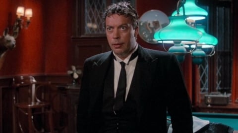Tim Curry s'est retrouvé à l'hôpital pour filmer la scène la plus folle de Gentlemen's Murder (maintenant sur Netflix)