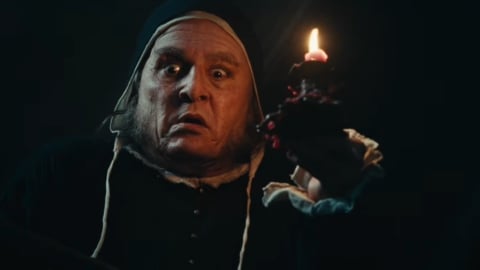 Un chant de Noël devient horreur : 5 grandes différences dans le nouveau Scrooge de Johnny Depp
