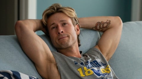 Glen Powell risque gros : Chad Powers est en difficulté dans le trailer officiel de la saison 2