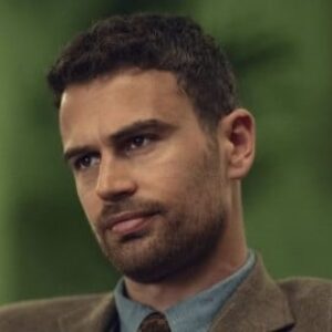 James Bond, Theo James répond aux rumeurs sur son implication : « Je suis trop vieux »