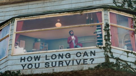 L'homme sur le panneau publicitaire : l'incroyable histoire derrière le dernier coup de Netflix pour The Last House