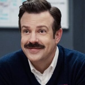Pas seulement Ted Lasso : 4 séries télévisées dans lesquelles Jason Sudeikis a joué que vous devriez rattraper