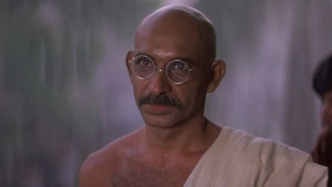 Comment Gandhi a-t-il remporté l'Oscar de la conception de costumes si Ben Kingsley porte un « drap » pendant presque tout le film ?