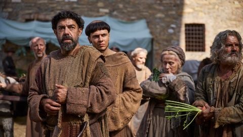 Dieu rit, le frère de Favino aussi, Innocent X beaucoup moins. La critique du film de Giovanni Veronesi