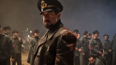 Il a coulé l'ennemi, puis a risqué sa vie pour le sauver : l'histoire vraie de Salvatore Todaro, le commandant de Favino
