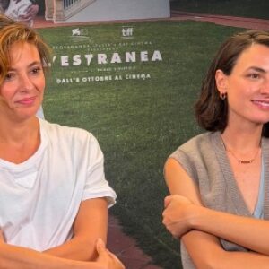 L'étranger, la famille explose dans le film de genre en compétition à Venise : rencontre avec le réalisateur et le casting