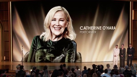 "La mère de tout le monde" : Macaulay Culkin et les stars de Schitt's Creek se souviennent de Catherine O'Hara aux Emmys