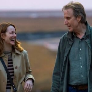 Onwards and Sideways : Laura Linney et Rhys Ifans entre Parkinson et amitié dans la bande-annonce émouvante du film de John Madden