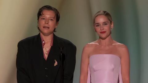 Rhaenyra et Daenerys aux Emmys 2026 : Emilia Clarke parle en haut valyrien et Emma D'Arcy traduit (VIDEO)