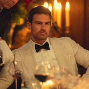 Theo James explique pourquoi il ne voudrait pas être le prochain James Bond