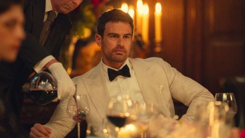 Theo James explique pourquoi il ne voudrait pas être le prochain James Bond