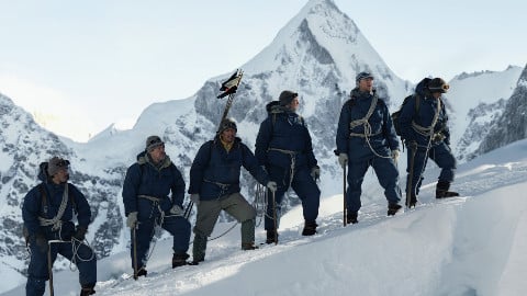 Tom Hiddleston au sommet de l'Everest (mais le protagoniste est le Sherpa) : voici la bande-annonce de Tenzing