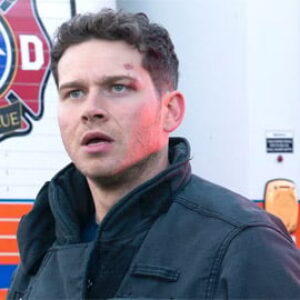 9-1-1, frayeur sur le plateau : un accident blesse Oliver Stark et trois autres personnes. La sécurité mise en accusation