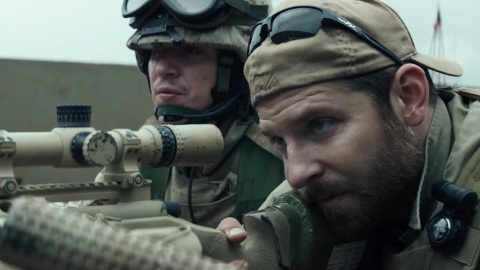 American Sniper : les kilos pris par Bradley Cooper, la gaffe sur le tournage et l'histoire vraie du sniper Chris Kyle