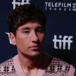 Barry Keoghan dans une vidéo subit un traitement innovant pour raffermir la peau et stimuler le collagène