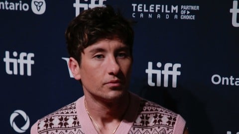 Barry Keoghan dans une vidéo subit un traitement innovant pour raffermir la peau et stimuler le collagène