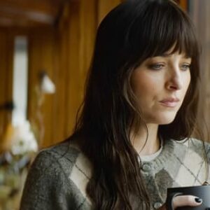 Dakota Johnson s'est évanouie dans les bras de Josh Hartnett sur le tournage de Verity : «J'ai fini à l'hôpital»