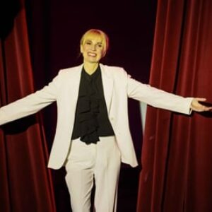 Dans les coulisses de Peccato, la comédie avec Emanuela Fanelli : nouveau clip en avant-première exclusive