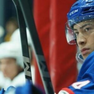 De Heated Rivalry à un nouveau film sur le hockey : le geste surprise d'Hudson Williams