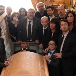 Des funérailles familiales tranquilles : entretien vidéo avec Diego Abatantuono, Claudia Pandolfi, Pietro Sermonti et toute la bande