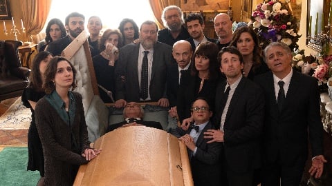 Des funérailles familiales tranquilles : entretien vidéo avec Diego Abatantuono, Claudia Pandolfi, Pietro Sermonti et toute la bande