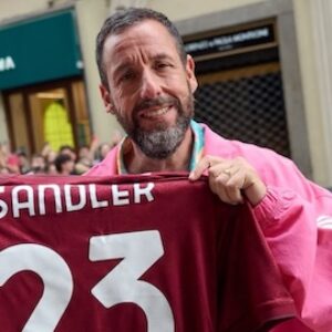Fans d'Adam Sandler, Rob Schneider et Kevin James Granata : Turin donne à Sandler le maillot numéro 23