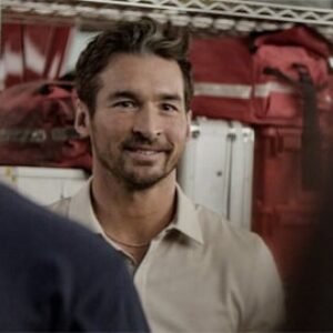 Fire Country recrute un pompier de la Station 19 : Jay Hayden arrive dans la saison 5