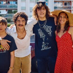 Juste une illusion, une famille presque parfaite : la critique du film avec Louis Garrel et Camille Cottin