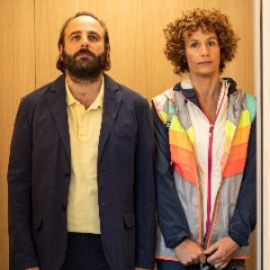 La Poupée, le rire surréaliste avec la comédie romantique qui arrive au cinéma : voici un extrait du film en avant-première