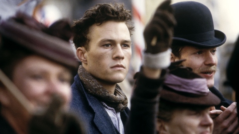 Pourquoi Heath Ledger a-t-il quatre plumes blanches ? Ce symbole existait bien avant le film