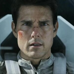 Tom Cruise vole vraiment (ou presque) dans Oblivion : la maison dans les nuages ​​filmée sans fond vert