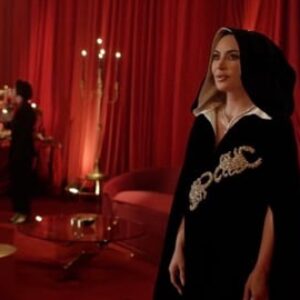 Tout va bien : le manteau de Kris Jenner à Rome appartenait à Elizabeth Taylor. Et… on le verra aussi sur Kim Kardashian